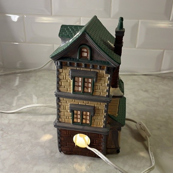 Dickens Collectables 1994 Porcelain Lighted Antiques Shop. 8.5” tall 4” wide - Picture 3 of 5